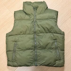 Old Navy Puffer Vest. Size M
